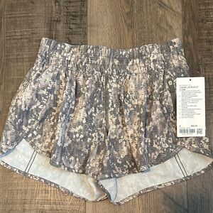 Lululemon Tracker LR Short 4in Lined size 8